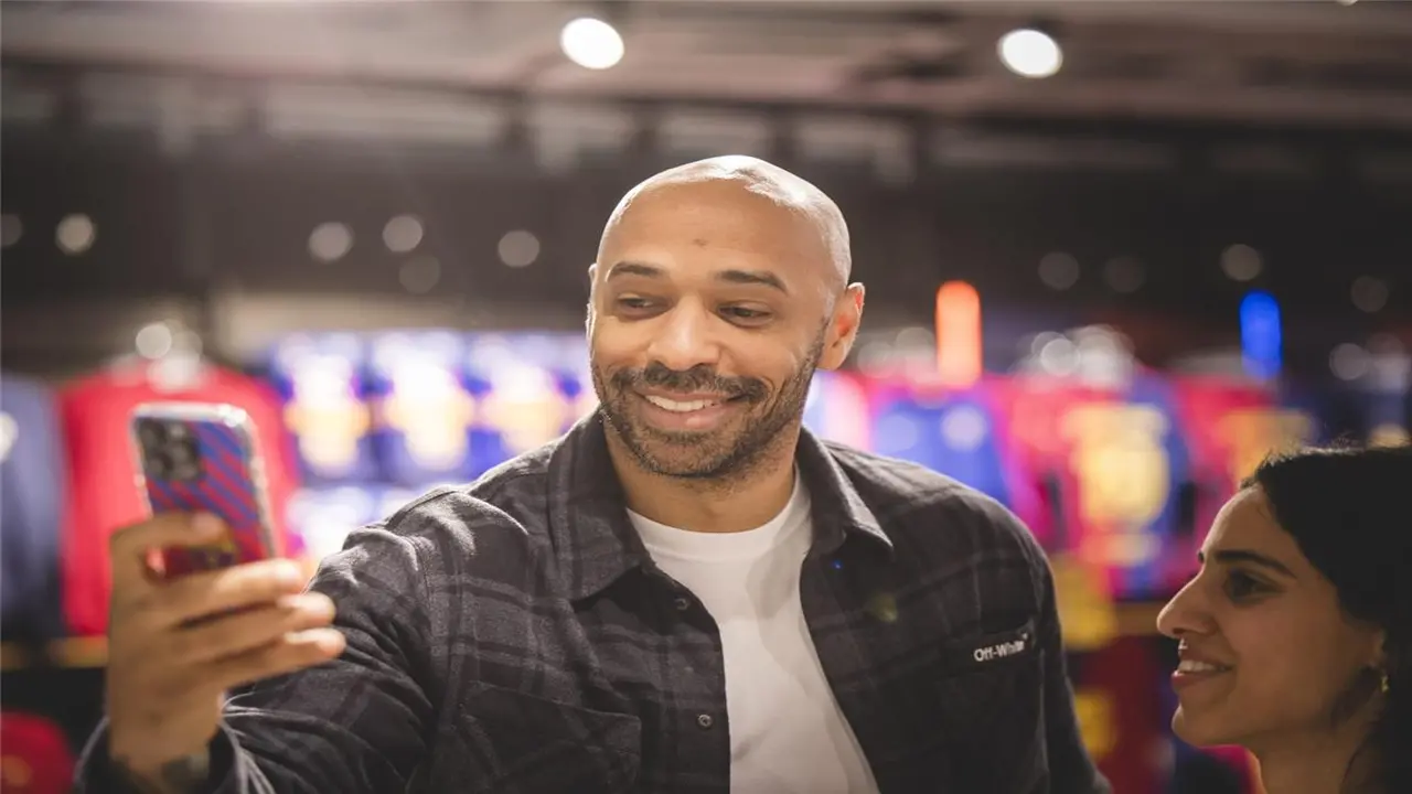 هنري: نجم برشلونة يتفوق على ميسي ويشبه كريستيانو رونالدو